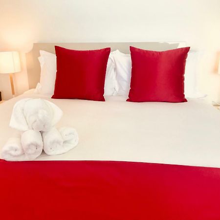 Bealey Plaza Motel Κράισττσερτς Εξωτερικό φωτογραφία A bed with a red bed runner