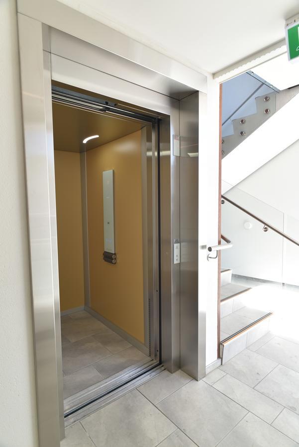 Bealey Plaza Motel Κράισττσερτς Εξωτερικό φωτογραφία A door closing on a passenger elevator