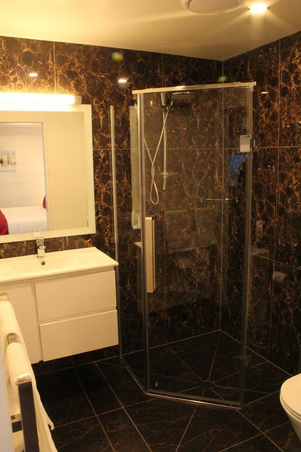 Bealey Plaza Motel Κράισττσερτς Εξωτερικό φωτογραφία A shower enclosure