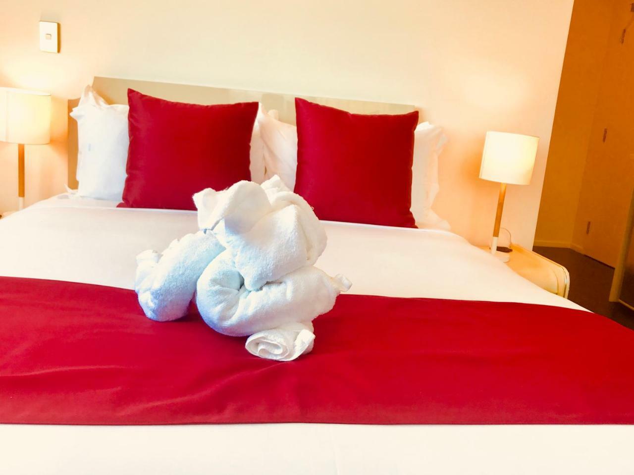 Bealey Plaza Motel Κράισττσερτς Εξωτερικό φωτογραφία A bed with a red bed runner