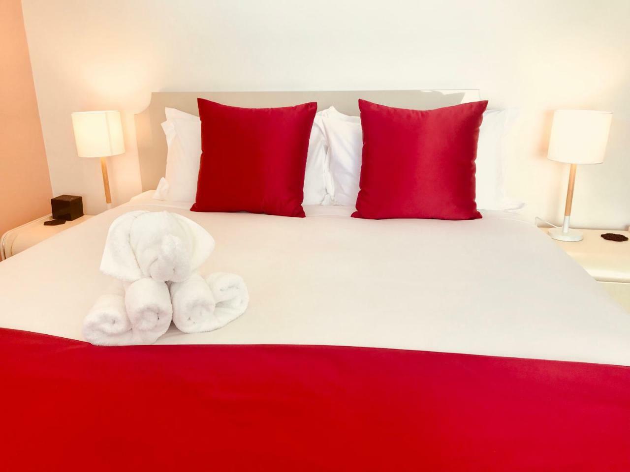 Bealey Plaza Motel Κράισττσερτς Εξωτερικό φωτογραφία A bed with a red bed runner