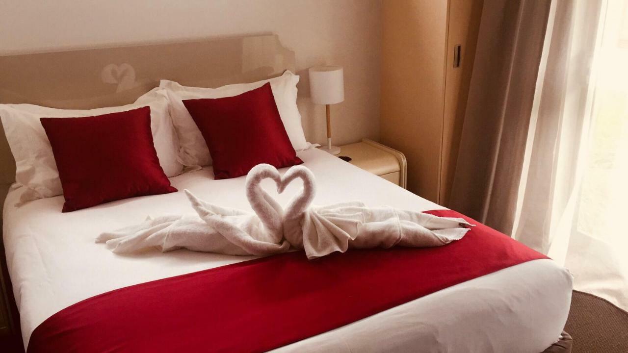 Bealey Plaza Motel Κράισττσερτς Εξωτερικό φωτογραφία A bed with a heart-shaped towel