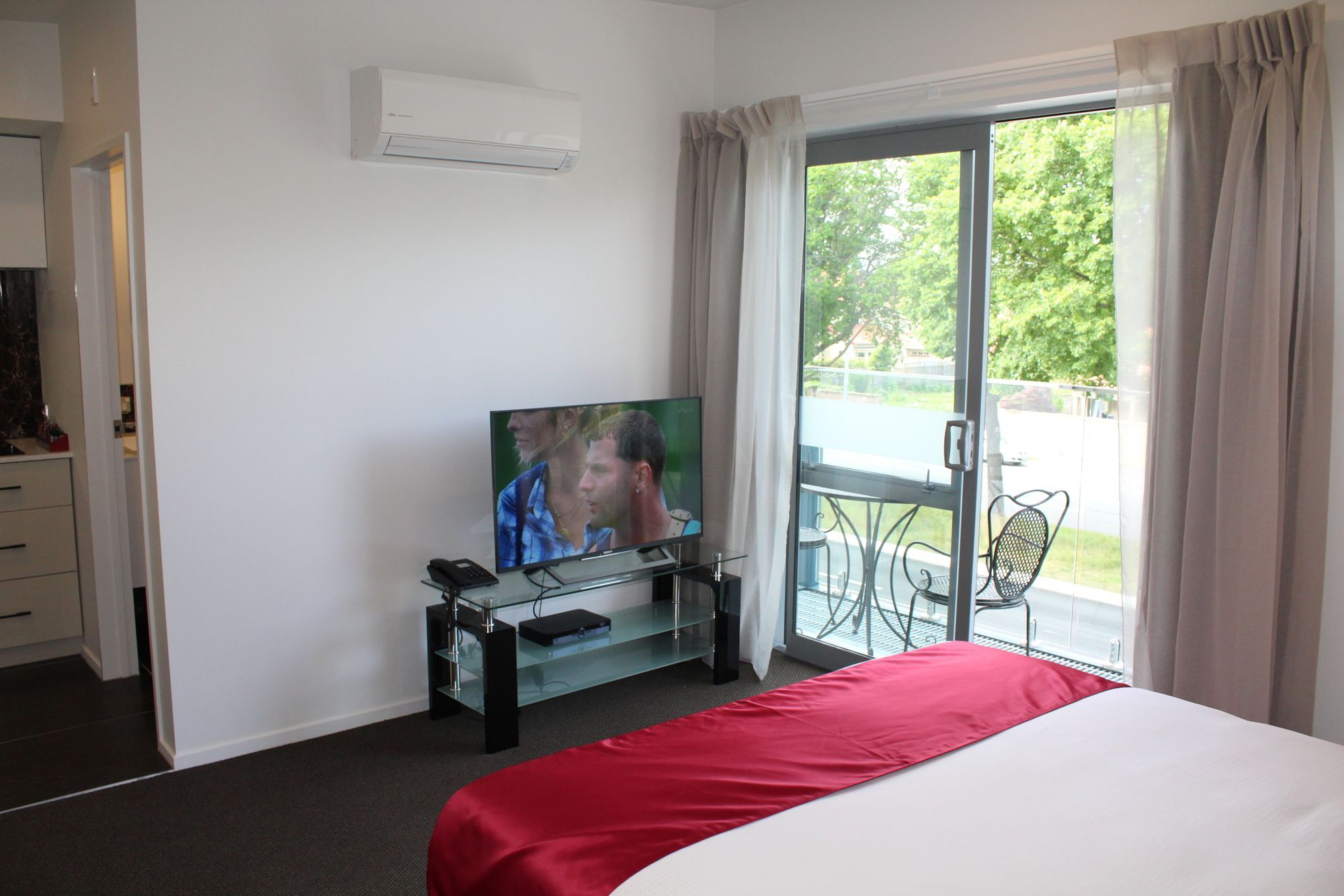 Bealey Plaza Motel Κράισττσερτς Εξωτερικό φωτογραφία A television in a hotel room
