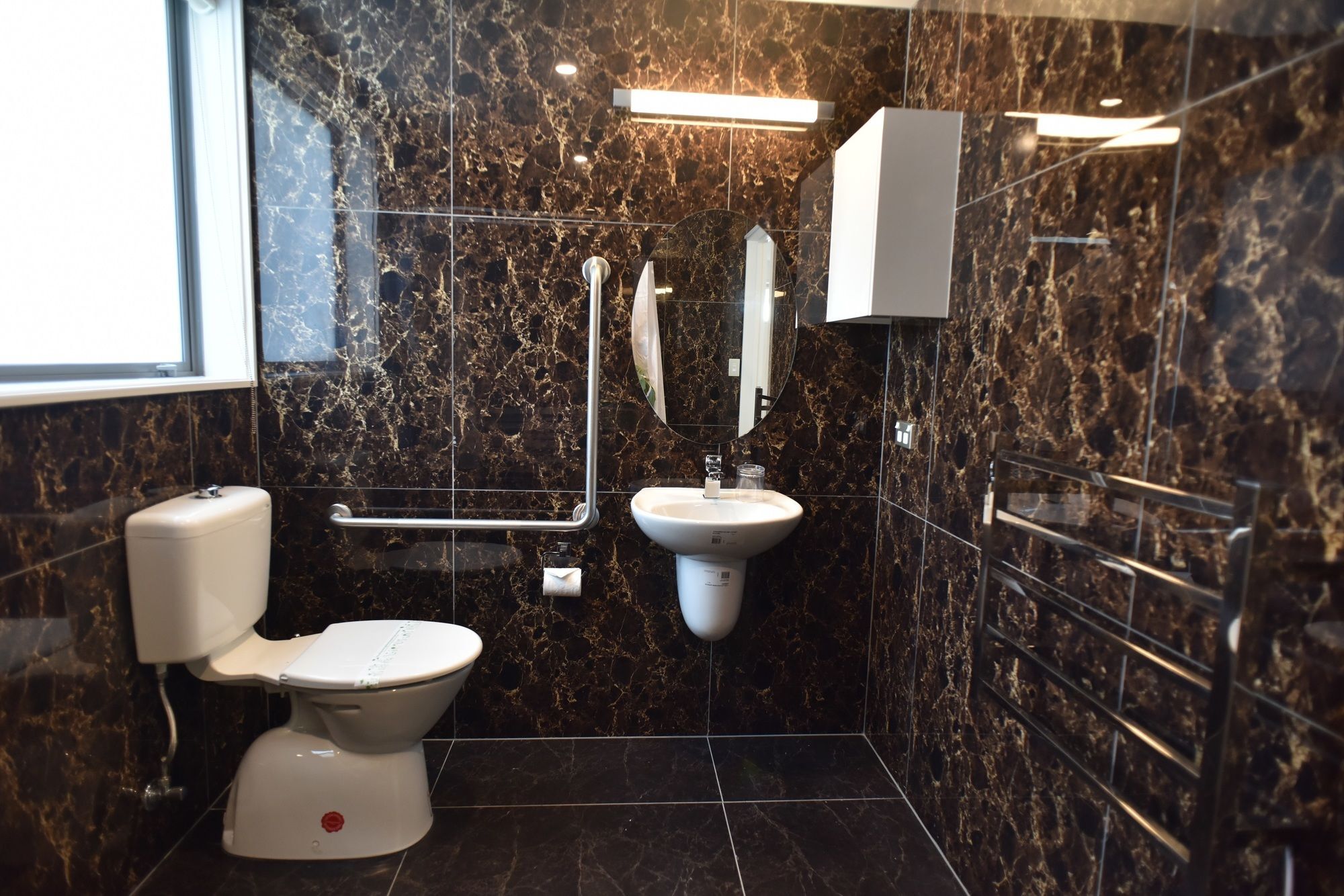 Bealey Plaza Motel Κράισττσερτς Εξωτερικό φωτογραφία A disabled toilet with a disabled refuge alarm