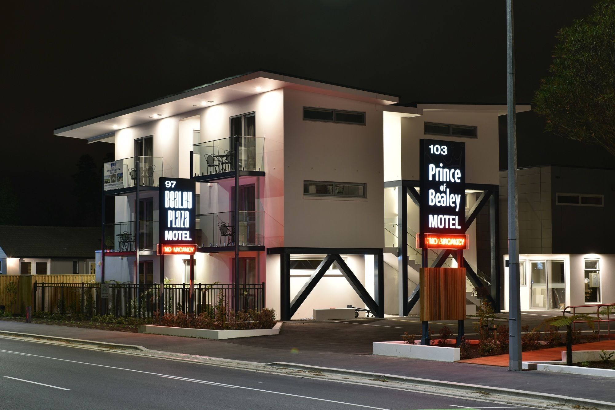 Bealey Plaza Motel Κράισττσερτς Εξωτερικό φωτογραφία The motel at night