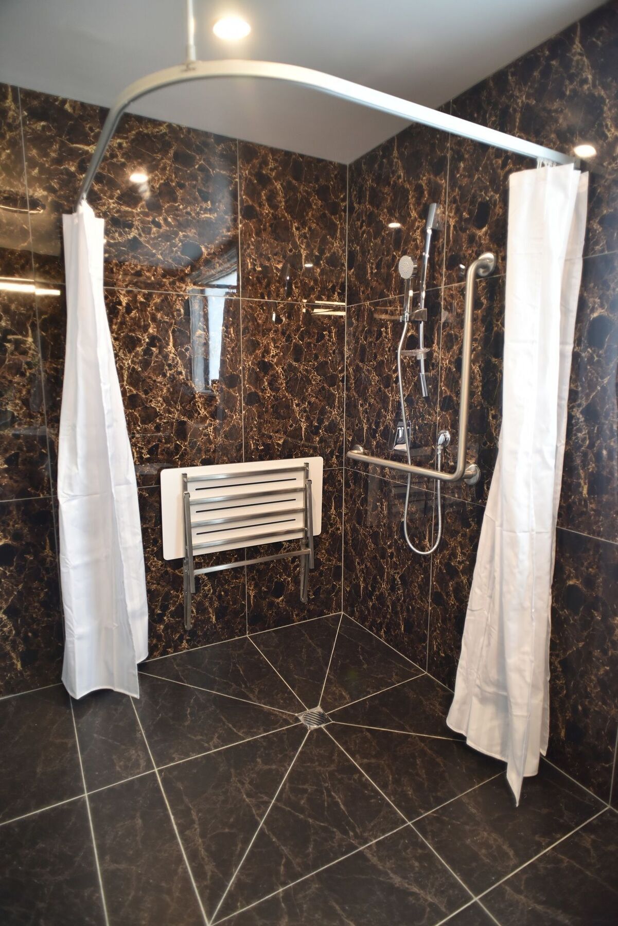 Bealey Plaza Motel Κράισττσερτς Εξωτερικό φωτογραφία A shower seat