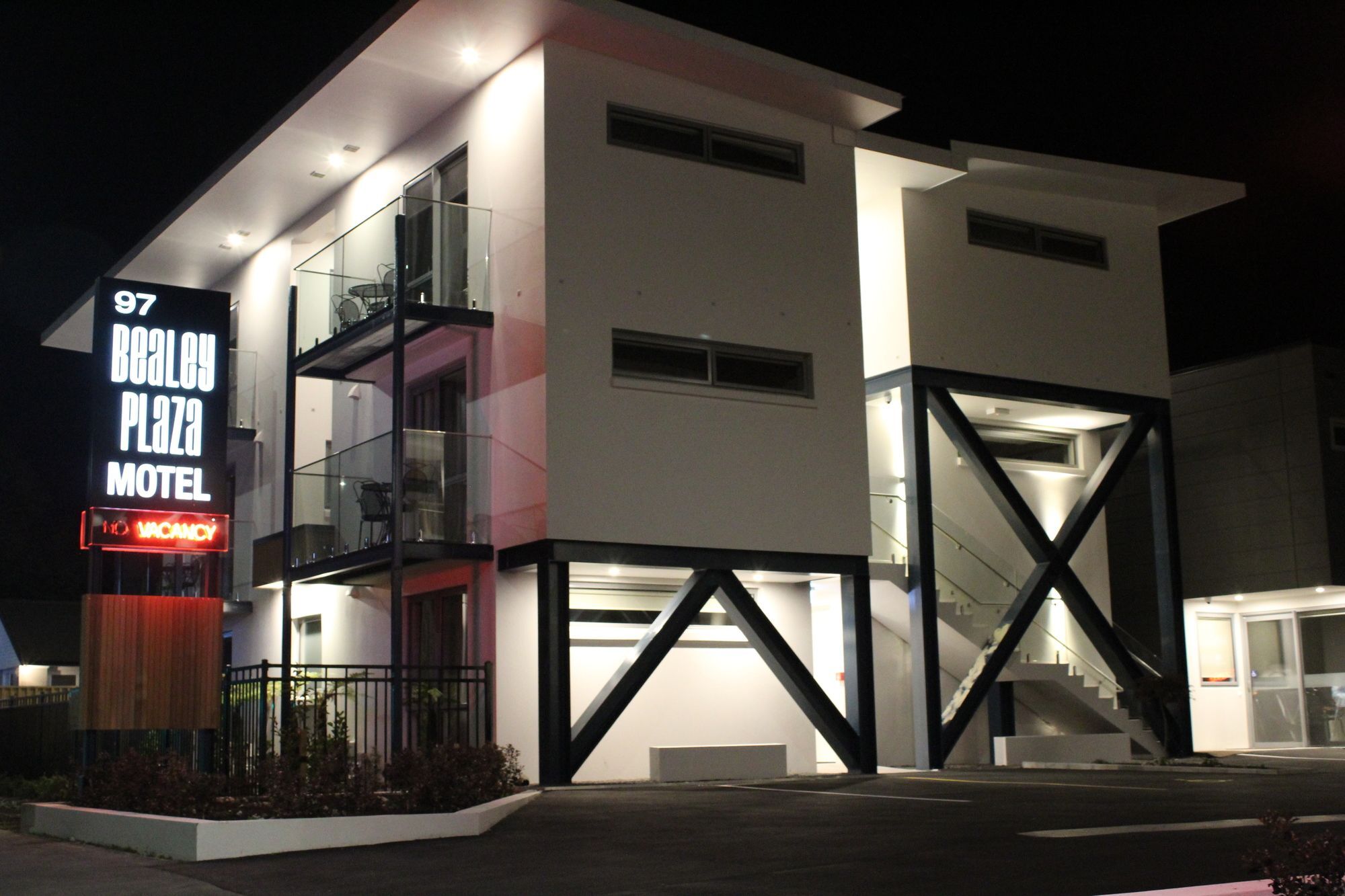 Bealey Plaza Motel Κράισττσερτς Εξωτερικό φωτογραφία The Beacon Plaza Motel at night