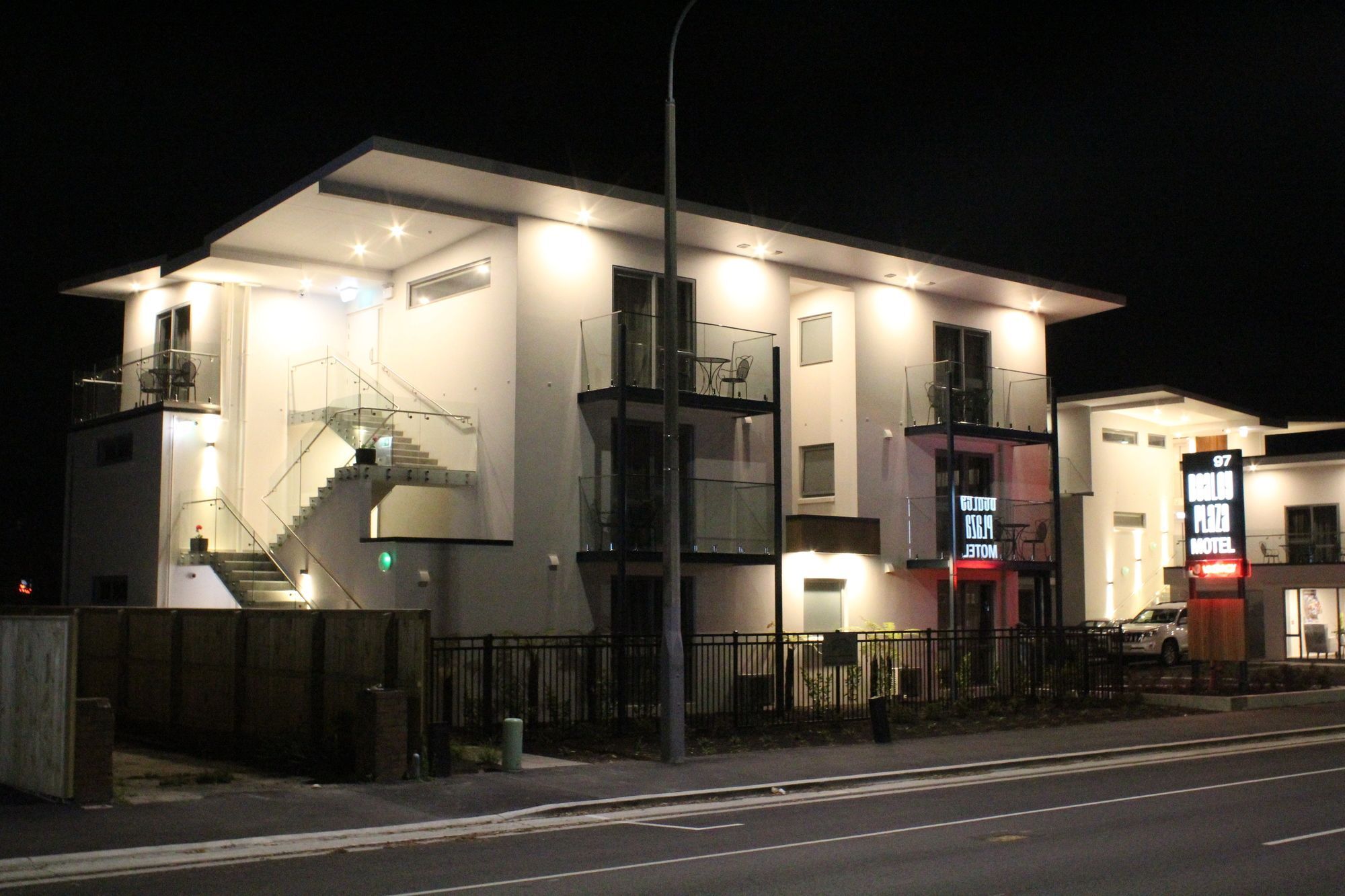 Bealey Plaza Motel Κράισττσερτς Εξωτερικό φωτογραφία The station at night
