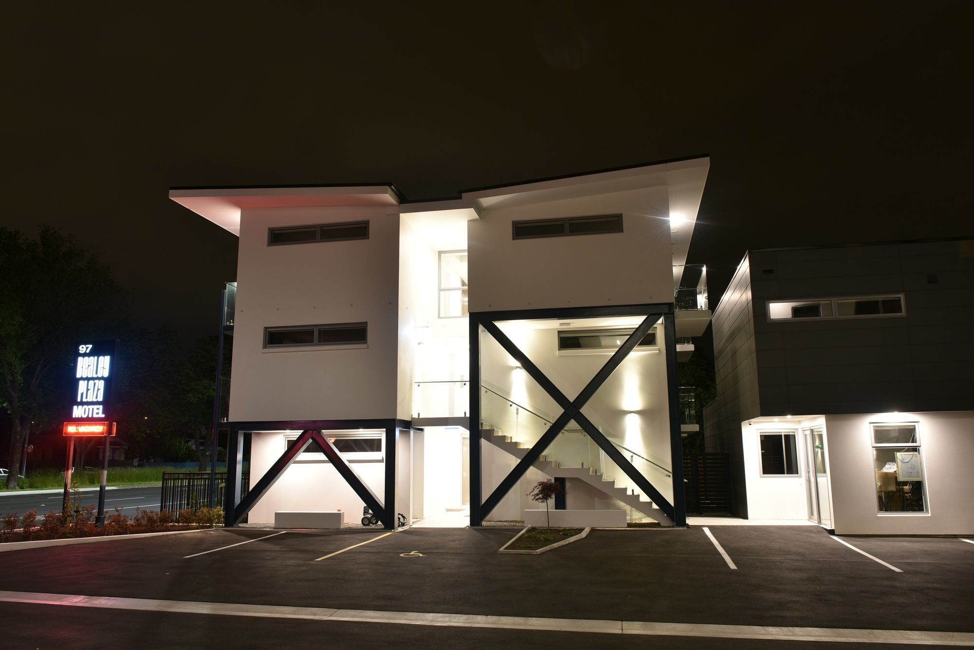 Bealey Plaza Motel Κράισττσερτς Εξωτερικό φωτογραφία The hotel at night