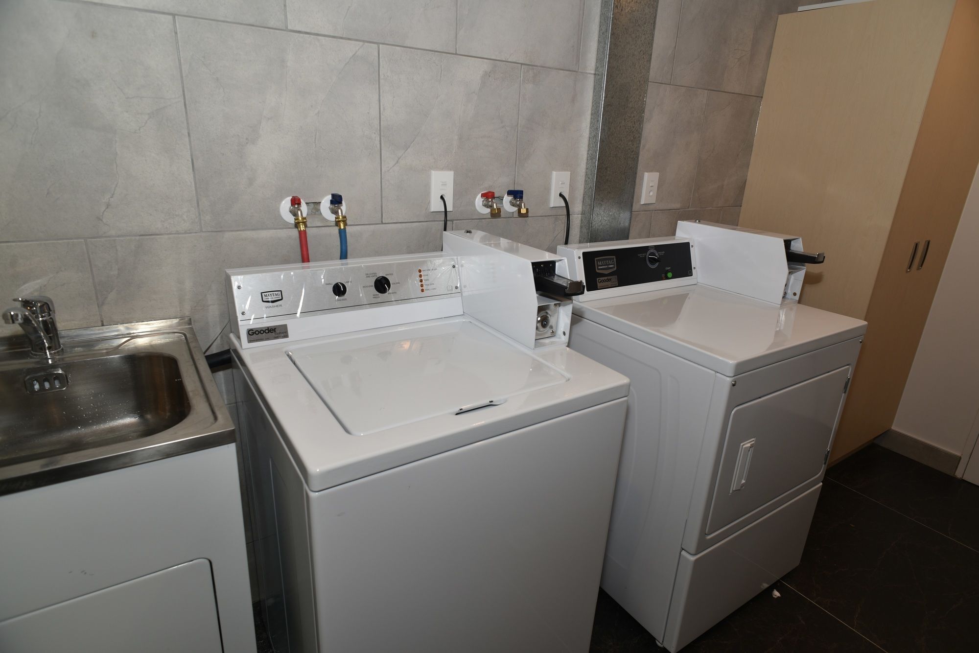 Bealey Plaza Motel Κράισττσερτς Εξωτερικό φωτογραφία A washing machine and a dryer