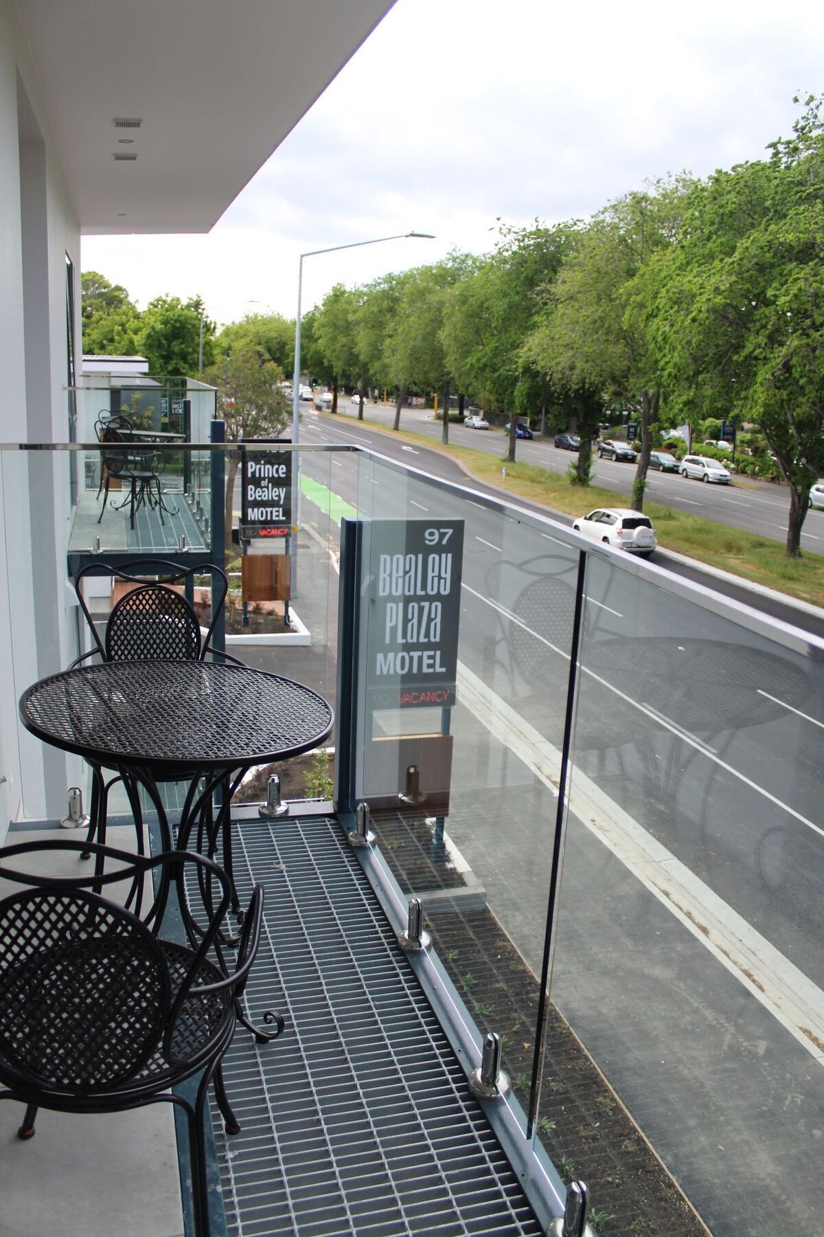 Bealey Plaza Motel Κράισττσερτς Εξωτερικό φωτογραφία A balcony at a motel in New Zealand