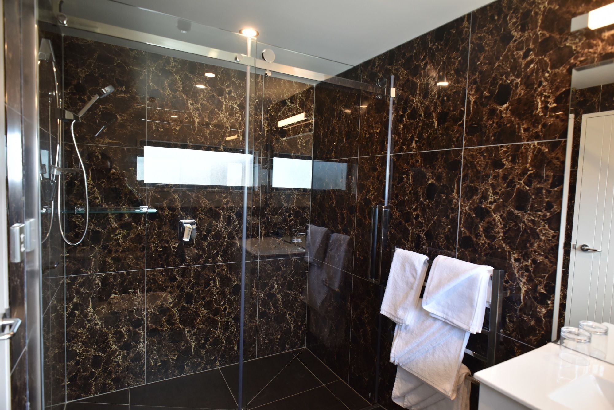 Bealey Plaza Motel Κράισττσερτς Εξωτερικό φωτογραφία A shower with a sliding door